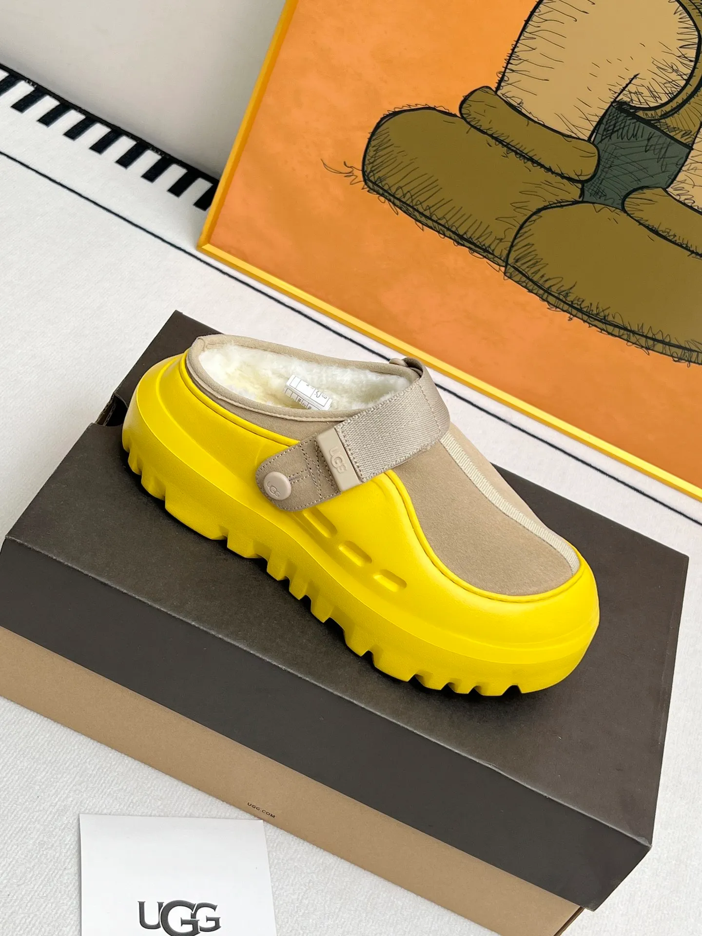 p500🐮🐮 (same style for men and women) UGG 2025 new small potato, half drag and one kick to unlock the relaxed feeling, lightweight and thin sole, always light and fashionable, casually stepping out of the new style, it feels very UGG, classic suede with soft wool lining insole, rubber foam outsole, hot stamped logo ✅Color: bright green, bright yellow, maroon, black ✅Number of codes: 35 to 45 (synchronized with the official website)
